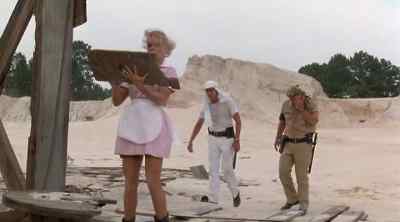 -Look, l found something.
-What? - Chasers