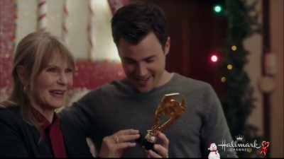 - Look! Look at that.
- Well done! Congratulations. - Christmas Joy