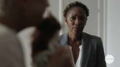 - Look, Megan.
Look, you're on TV. - Killer Grandma