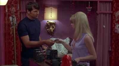- Look?
- No, no. Is Lola here? - Model Shop