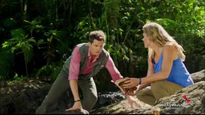 - Look.
- Oh my gosh. - Pearl in Paradise