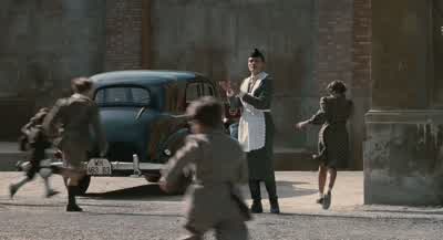 - Look, Pop!- There's a hideout! - Life Is Beautiful