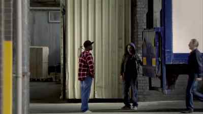 - Look sharp, we got an audience. - Hustle