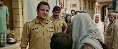 Look! The cops are
going to raid llyas' liquor den. - Raees