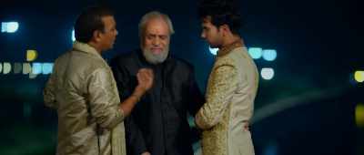 Look, there's Jugal Kishore Mishra. - Shaadi Mein Zaroor Aana