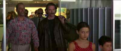 Look...there's Louise. - French Kiss