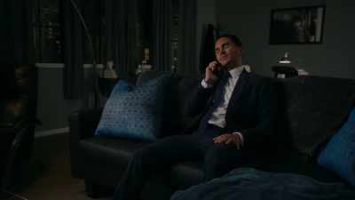 Look, uh, I don't like to mix
business and personal stuff, - Mr. Manhattan