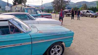 Look who's looking at my '70 R/T. - Rust Valley Restorers