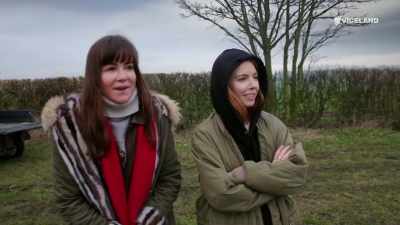 Look you'll see now.
Ah, here's Harry. Wow. - Stacey Dooley Sleeps Over