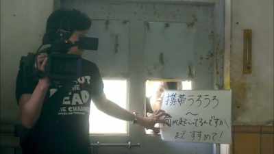 (Looking for a phone signal,
"What happened?" Keep going.) - One Cut of the Dead