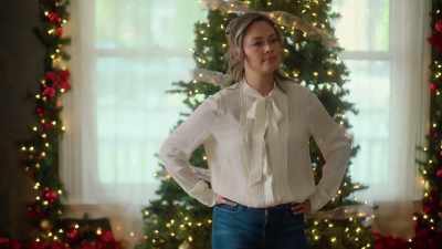 - ♪ Looks just like
a snowman ♪ - Once Upon a Main Street