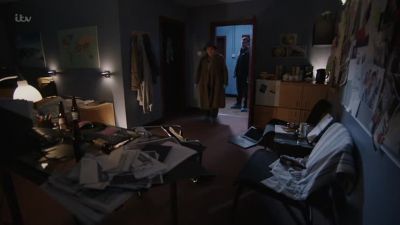- Looks like he had a party.
- Or a fight. - Vera