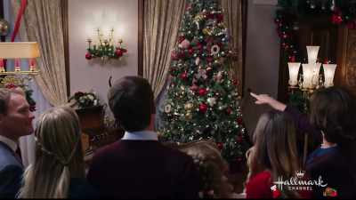 - Looks very nice, guys.
- Look at the star. - Christmas at the Palace