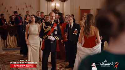 Lords and ladies, if I may
have everyone's attention. - A Christmas Carousel