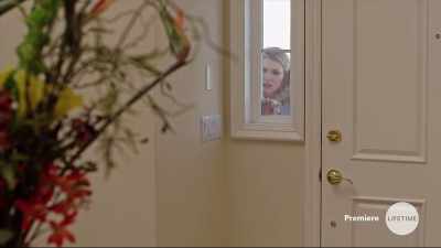 - Lori? Lori, I need your help. - Suburban Swingers Club