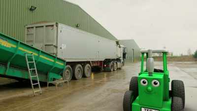 [lorry beeping] - Tractor Ted