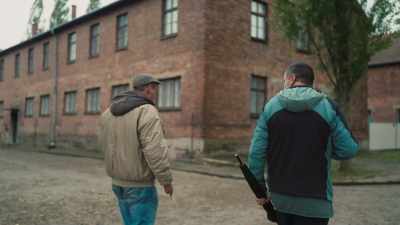 Los prisioneros
quemar la documentación. - The Tattooist’s Son: Journey to Auschwitz