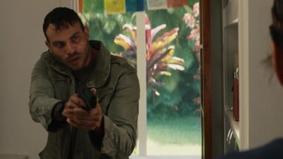 Lose the knife, too. - NCIS: Hawai'i