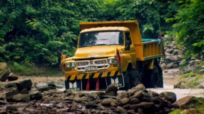 Lots of wheel spin, sliding badly. - Top Gear