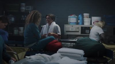 Lou just slipped
Linda a note. - Wentworth