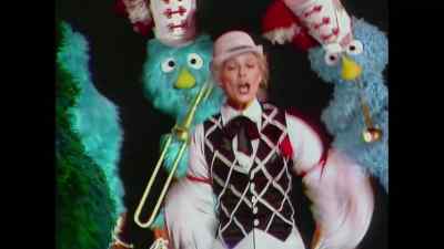 ♪ Louisiana band
Gotta get a hand ♪ - The Muppet Show