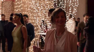 - Love your necklace.
- Okay. - Supergirl