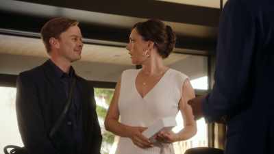 - Lovely party, Leah.
(gasps) - Smart Home Killer