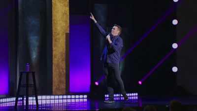 Lovesc o stea căzătoare de peste drum. - Brian Regan: Nunchucks and Flamethrowers