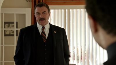 Lower your weapon. - Blue Bloods