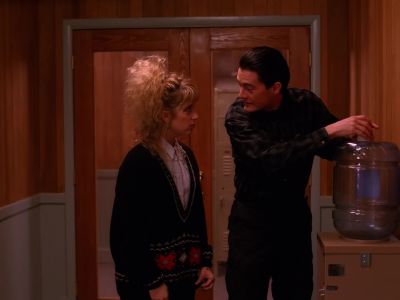 - Lucy.
- Hi. - Twin Peaks