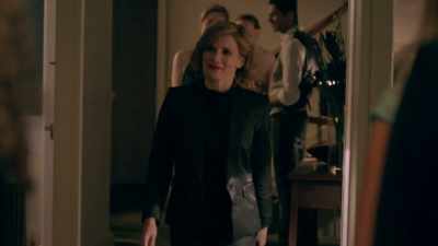 - Lukas, hello.
- Welcome back, babe. - Clique