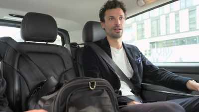 L'un d'entre eux est un sac de transport
pour chat. - The Mysterious Mr. Lagerfeld