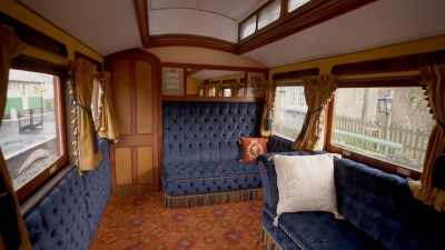 Luxurious curtains
and tasselled tiebacks - Great Rail Restorations with Peter Snow