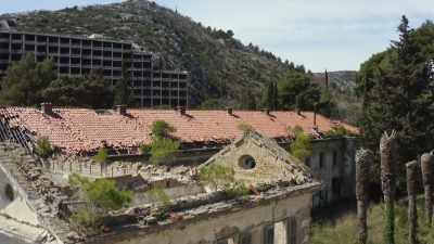 [Lynette] We've got
a tourist mecca nearby. - Mysteries of the Abandoned