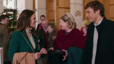 (Lynn laughs)
(Georgia chuckles) - Christmas in Notting Hill