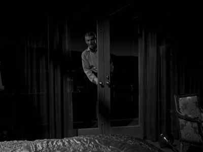 Lynn. Lynn, let me in. - Female on the Beach