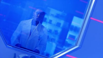 Lynn, the door's locked.
We can't get out. - Black Lightning
