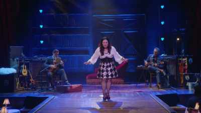 M-a luat de mână, - Alex Borstein: Corsets & Clown Suits