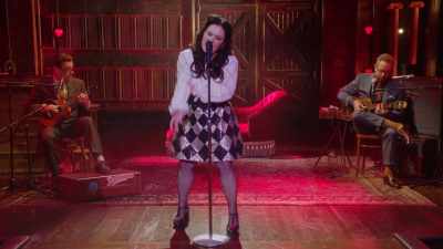 M-a plesnit cu penisul - Alex Borstein: Corsets & Clown Suits