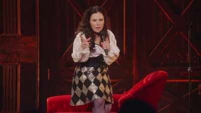 Mă dă pe spate - Alex Borstein: Corsets & Clown Suits