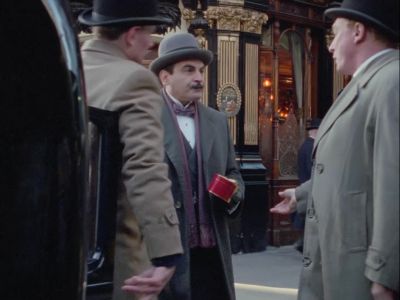 - M. Hercule Poirot?
- Yes. Who is the man? - Agatha Christie's Poirot