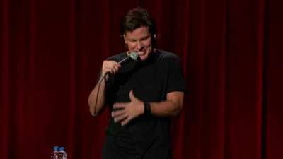 Měl na sobě starý babičkovský náhrdelníky. - Theo Von: Regular People