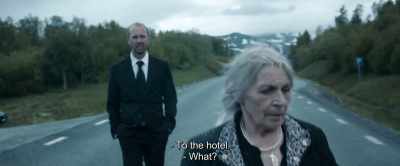 - Mã duc la hotel.
- Cum? - Sami Blood