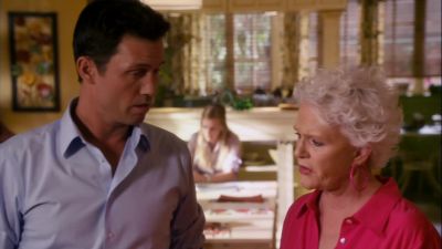 Ma, you need
to keep her calm.
She's-- - Burn Notice