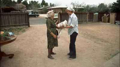 Ma'am, I'd like to give this to you
as a present. - Alice Doesn't Live Here Anymore