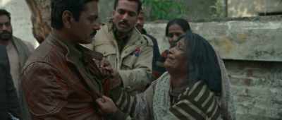 -Ma'am, leave him.
-My Chunni is no more! - Raat Akeli Hai