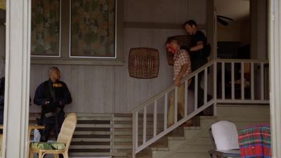 Ma'am, let me give you a hand. - Hawaii Five-0