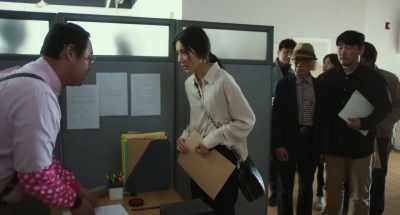 Ma'am, please sign it here. - Toxic