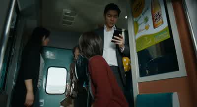 Ma'am, please take my seat. - Train to Busan