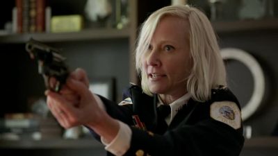 Ma'am, put the gun down. - Chicago P.D.